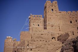 Image du Maroc Professionnelle de  A quelques kilomètres de la ville de Ouarzazate, se trouve un ancien Ksar du Glaoui (ancienne demeure du Pacha Glaouï) au bord de l'Oued, ce lieu sert uniquement au tourisme, personne n’y habite, la légende raconte que c'est un sanctuaire où plusieurs esprits maléfiques y résident (un temple jaïn), le Samedi 23 Août 1997. (Photo / Abdeljalil Bounhar) 